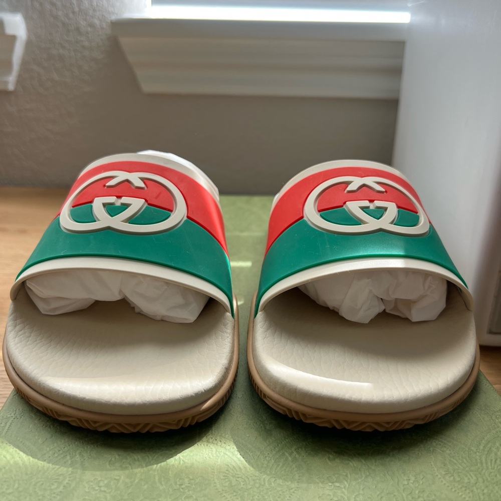 Gucci Interlocking G pool slides